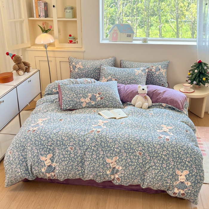 91家纺网 家纺一手货源 找家纺 贝扬思家纺 2025新款软fufu加厚保暖可爱系简约牛奶绒套件系列（小红书推荐）（提供买家秀） 背带兔