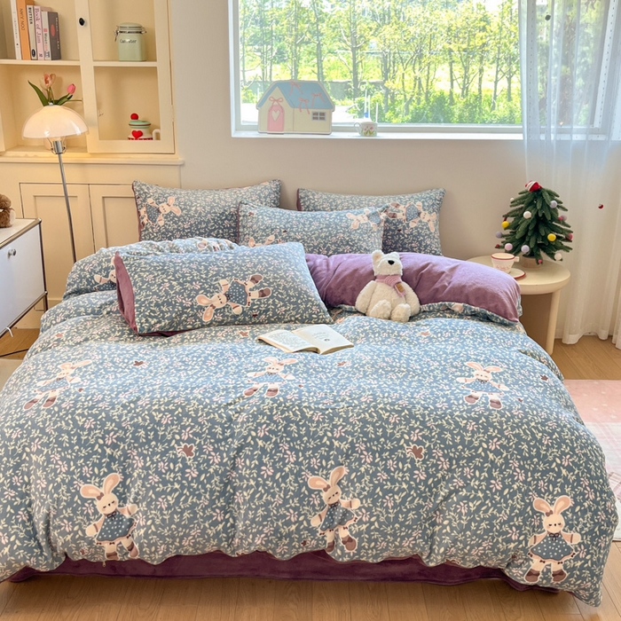 91家纺网 家纺一手货源 找家纺 贝扬思家纺 2025新款软fufu加厚保暖可爱系简约牛奶绒套件系列（小红书推荐）（提供买家秀） 背带兔