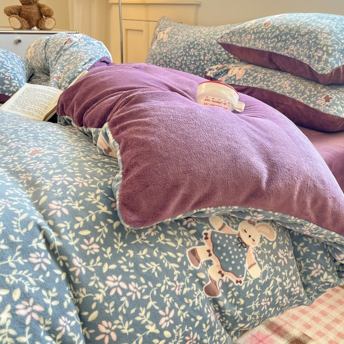 91家纺网 家纺一手货源 找家纺 贝扬思家纺 2025新款软fufu加厚保暖可爱系简约牛奶绒套件系列（小红书推荐）（提供买家秀） 背带兔