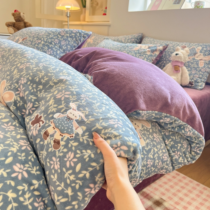 91家纺网 家纺一手货源 找家纺 贝扬思家纺 2025新款软fufu加厚保暖可爱系简约牛奶绒套件系列（小红书推荐）（提供买家秀） 背带兔