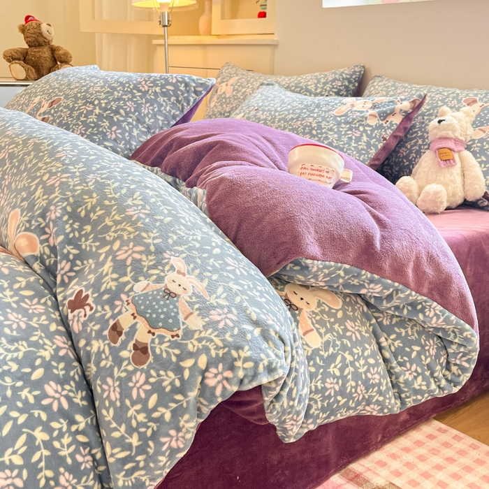 91家纺网 家纺一手货源 找家纺 贝扬思家纺 2025新款软fufu加厚保暖可爱系简约牛奶绒套件系列（小红书推荐）（提供买家秀） 背带兔