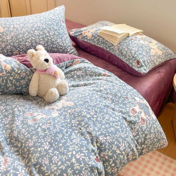 91家纺网 家纺一手货源 找家纺 贝扬思家纺 2025新款软fufu加厚保暖可爱系简约牛奶绒套件系列（小红书推荐）（提供买家秀） 背带兔