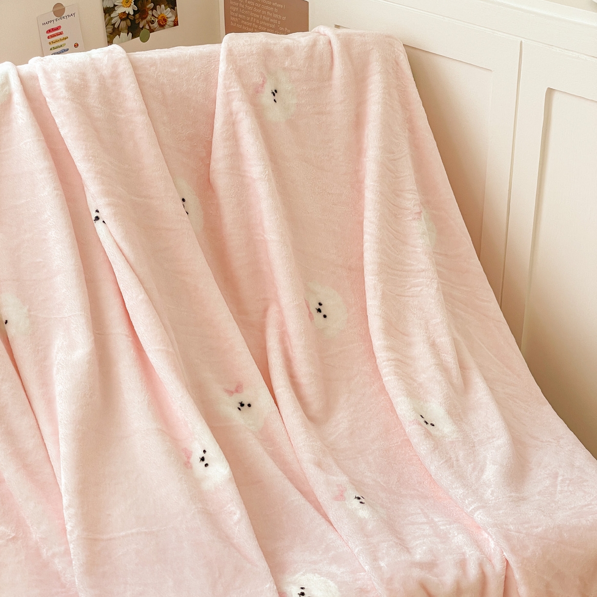 91家纺网 家纺一手货源 找家纺 Mata蔓塔家 2025新款四季款双面印花牛奶绒午休毯毛毯毯子空调毯 可爱狗头-粉