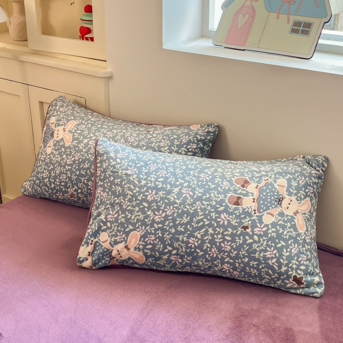 91家纺网 家纺一手货源 找家纺 贝扬思家纺 2025新款软fufu加厚保暖可爱系简约牛奶绒套件系列（小红书推荐）（提供买家秀） 背带兔