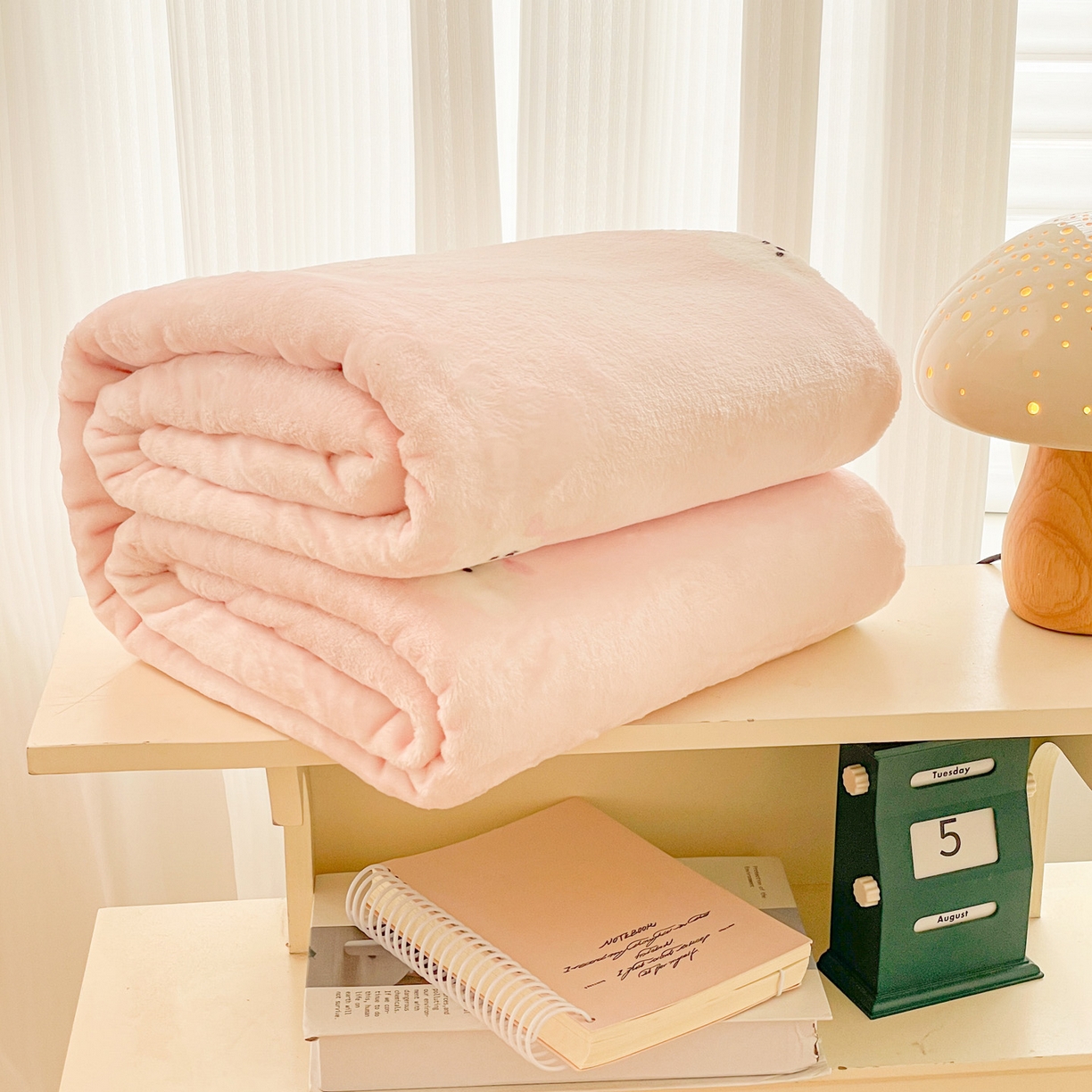 91家纺网 家纺一手货源 找家纺 Mata蔓塔家 2025新款四季款双面印花牛奶绒午休毯毛毯毯子空调毯 可爱狗头-粉