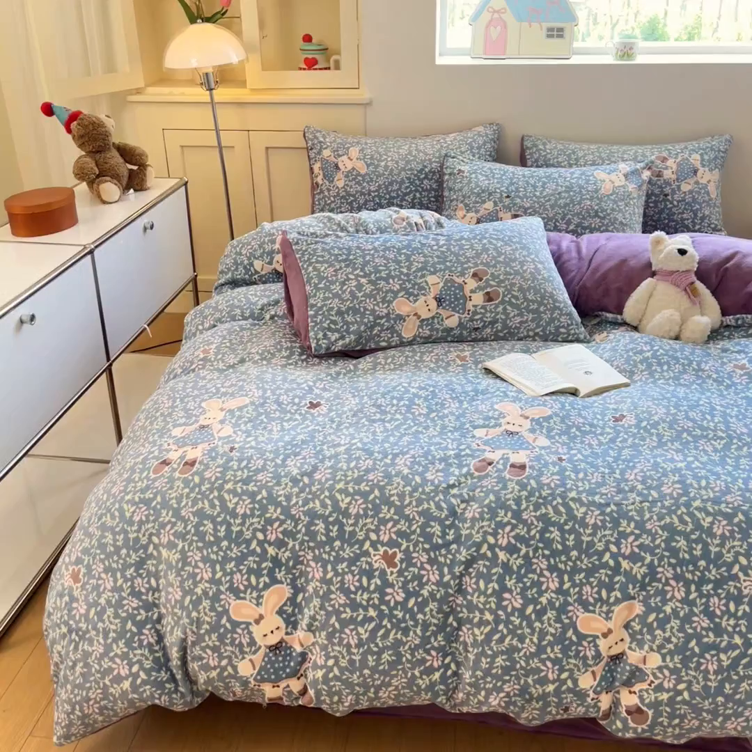 91家纺网 家纺一手货源 找家纺 贝扬思家纺 2025新款软fufu加厚保暖可爱系简约牛奶绒套件系列（小红书推荐）（提供买家秀） 背带兔