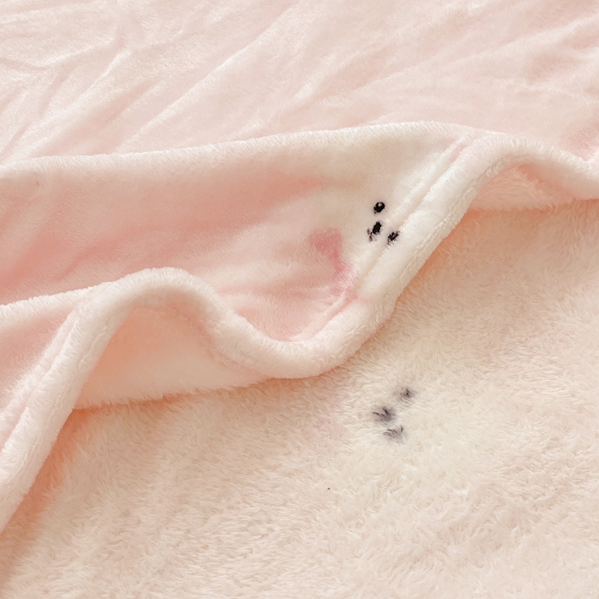 91家纺网 家纺一手货源 找家纺 Mata蔓塔家 2025新款四季款双面印花牛奶绒午休毯毛毯毯子空调毯 可爱狗头-粉