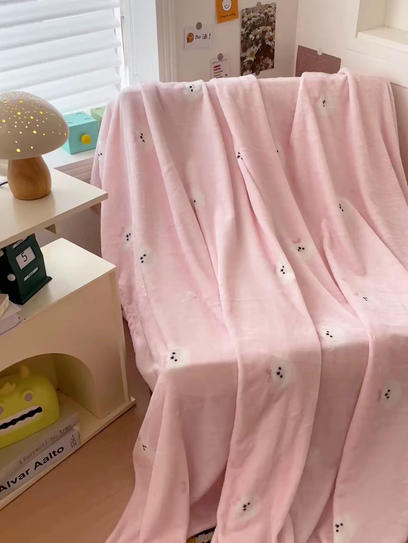 91家纺网 家纺一手货源 找家纺 Mata蔓塔家 2025新款四季款双面印花牛奶绒午休毯毛毯毯子空调毯 可爱狗头-粉
