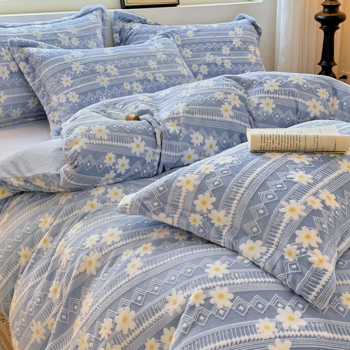 91家纺网 家纺一手货源 找家纺 娜娜 2025新款高克重牛奶绒百花齐放系列四件套 百花齐放-天空蓝