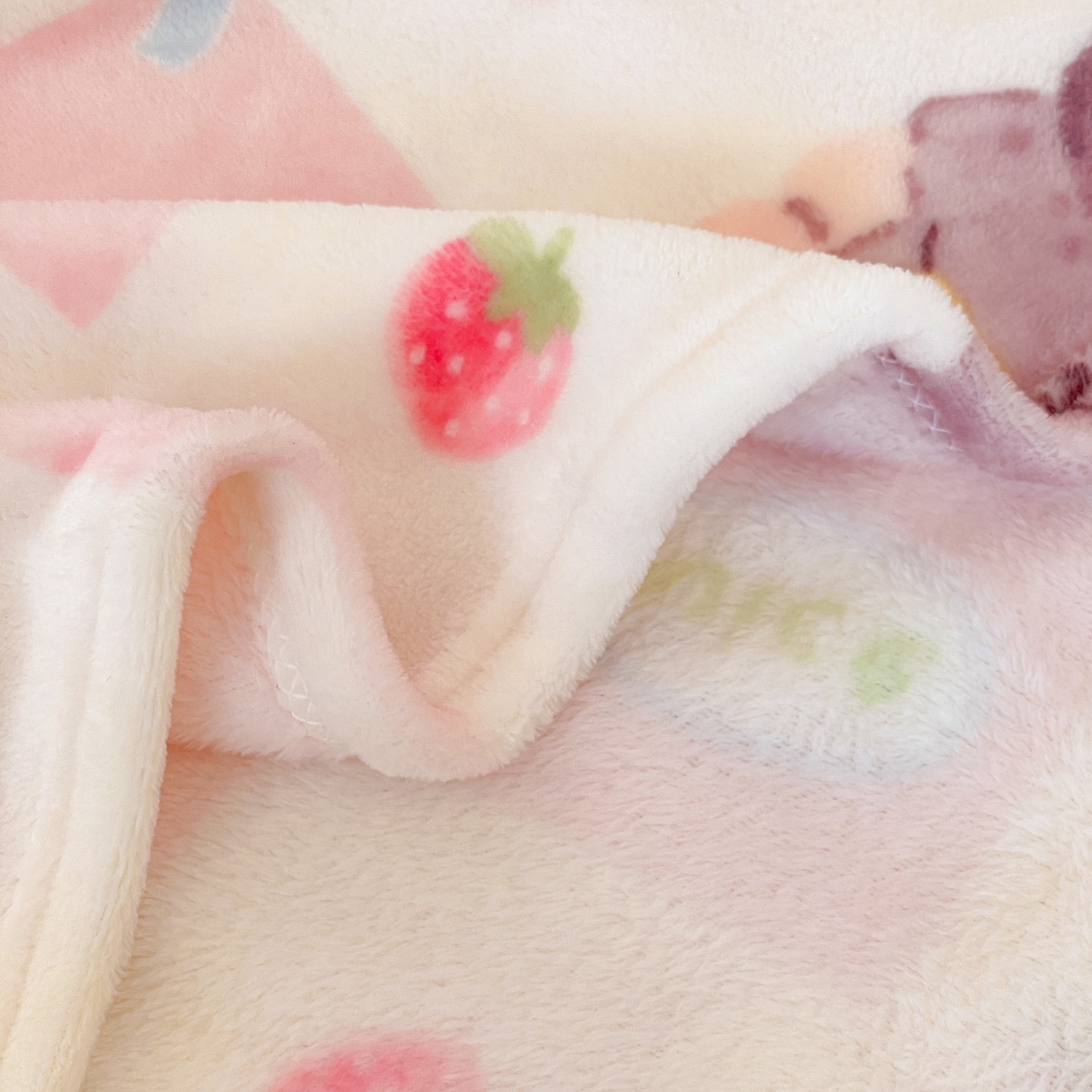 91家纺网 家纺一手货源 找家纺 Mata蔓塔家 2025新款四季款双面印花牛奶绒午休毯毛毯毯子空调毯 奶糖拉布布