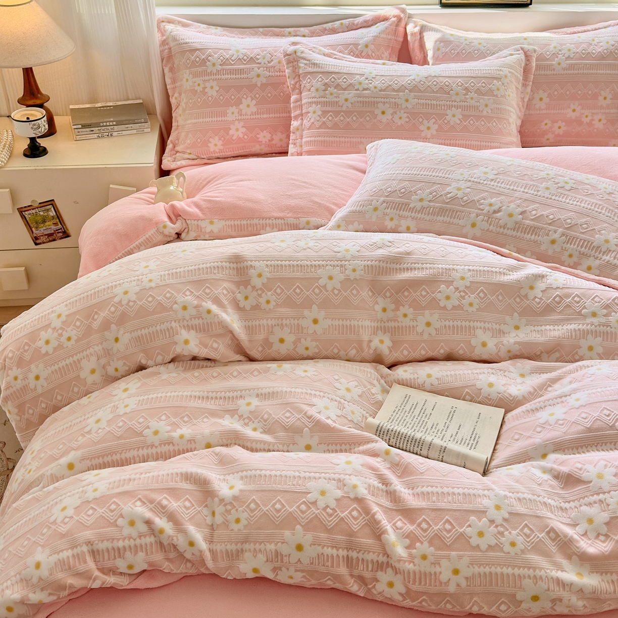 91家纺网 家纺一手货源 找家纺 娜娜 2025新款高克重牛奶绒百花齐放系列单品被套 百花齐放-嫩粉