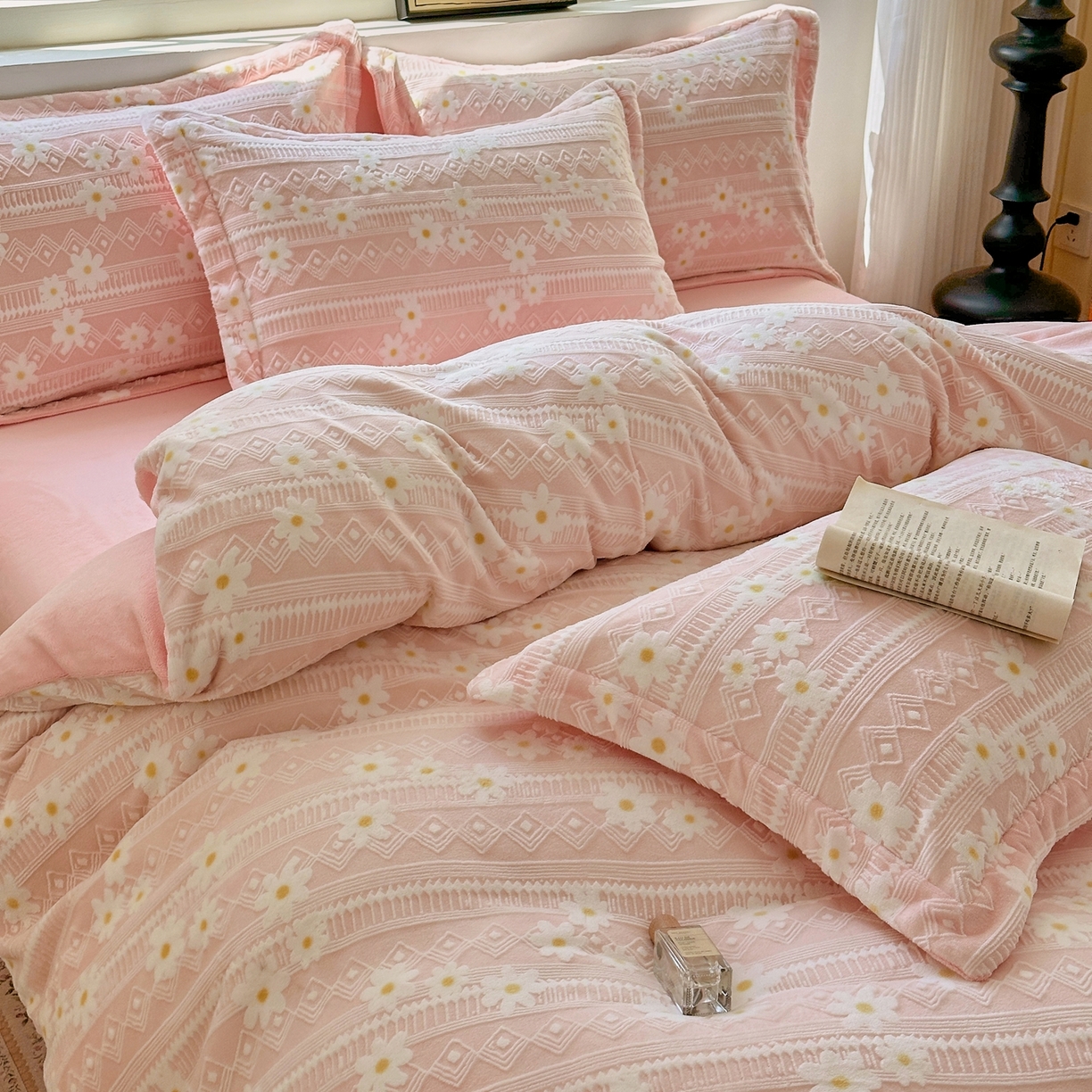 91家纺网 家纺一手货源 找家纺 娜娜 2025新款高克重牛奶绒百花齐放系列单品被套 百花齐放-嫩粉