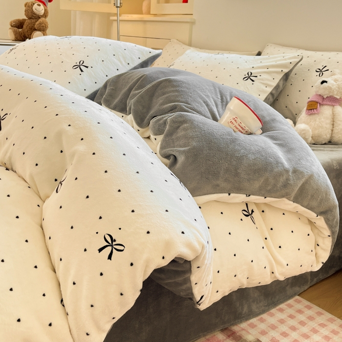 91家纺网 家纺一手货源 找家纺 贝扬思家纺 2025新款软fufu加厚保暖可爱系简约牛奶绒套件系列（小红书推荐）（提供买家秀） 蝴蝶点点心