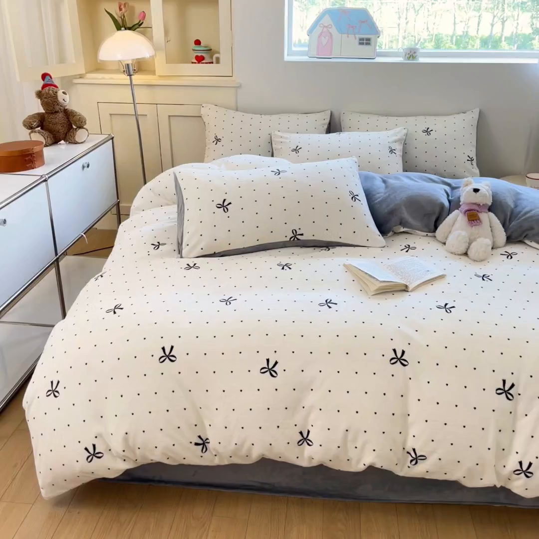 91家纺网 家纺一手货源 找家纺 贝扬思家纺 2025新款软fufu加厚保暖可爱系简约牛奶绒套件系列（小红书推荐）（提供买家秀） 蝴蝶点点心