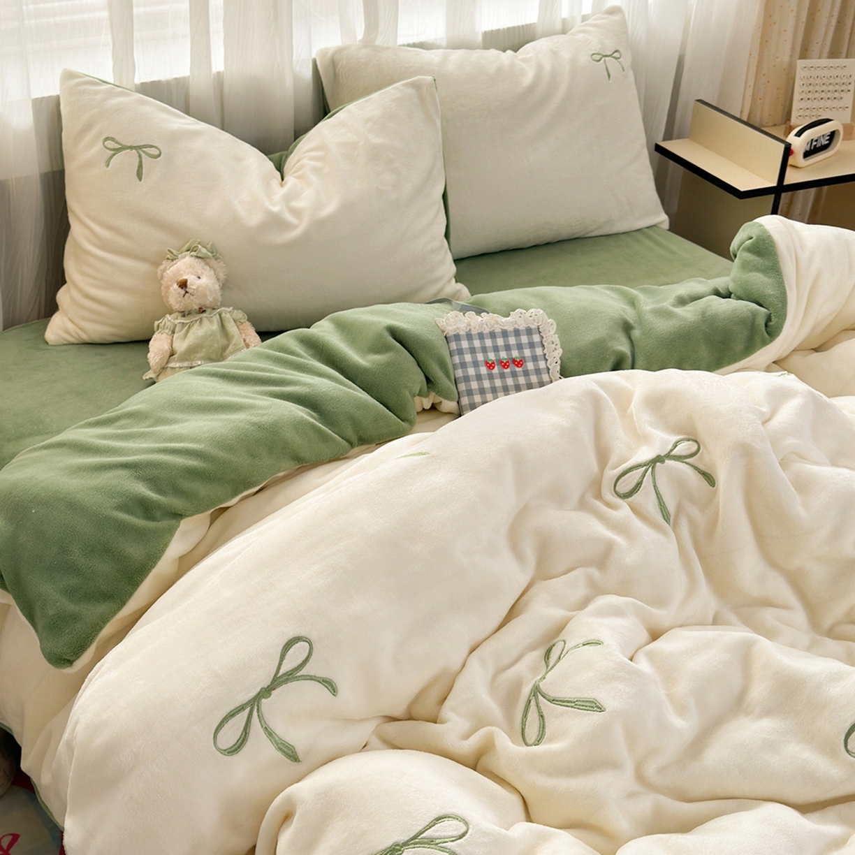 91家纺网 家纺一手货源 找家纺 娜娜 2025新款高克重牛奶绒同心结系列四件套 同心结奶昔白+绿