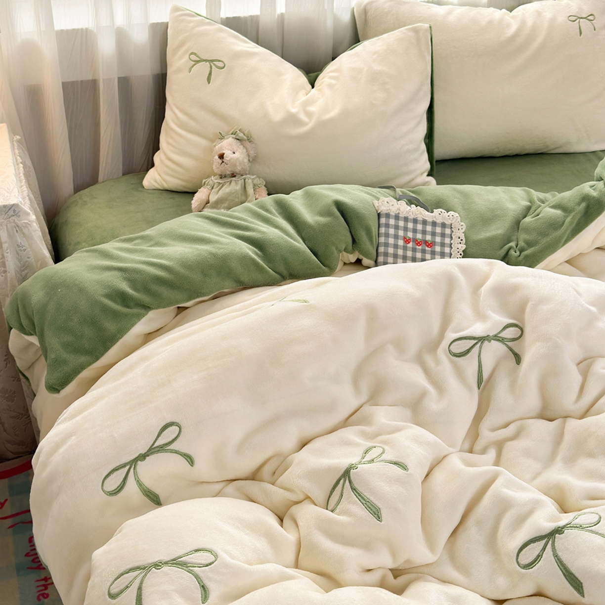 91家纺网 家纺一手货源 找家纺 娜娜 2025新款高克重牛奶绒同心结系列四件套 同心结奶昔白+绿