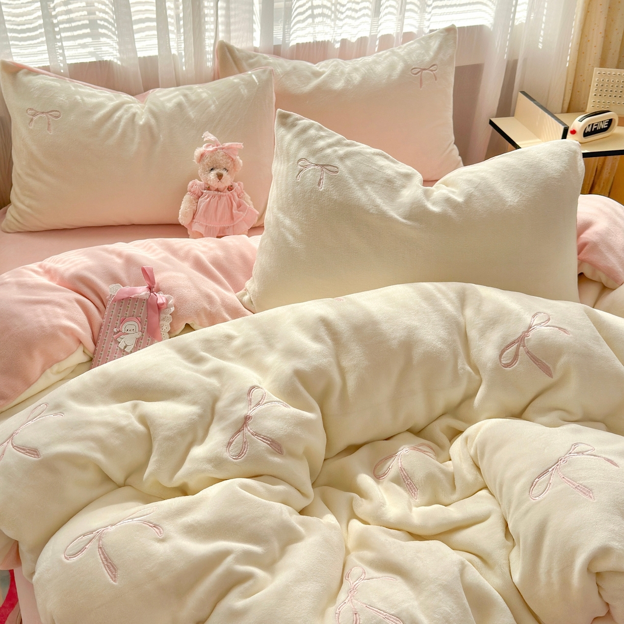 91家纺网 家纺一手货源 找家纺 娜娜 2025新款高克重牛奶绒同心结系列四件套 同心结奶昔白+粉