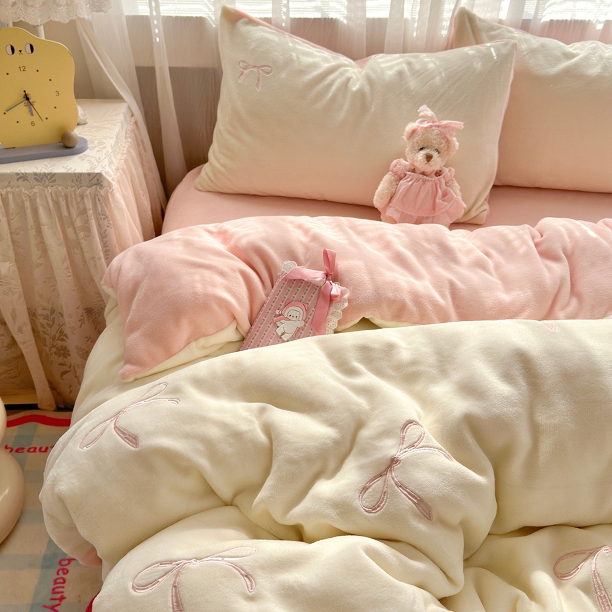 91家纺网 家纺一手货源 找家纺 娜娜 2025新款高克重牛奶绒同心结系列四件套 同心结奶昔白+粉