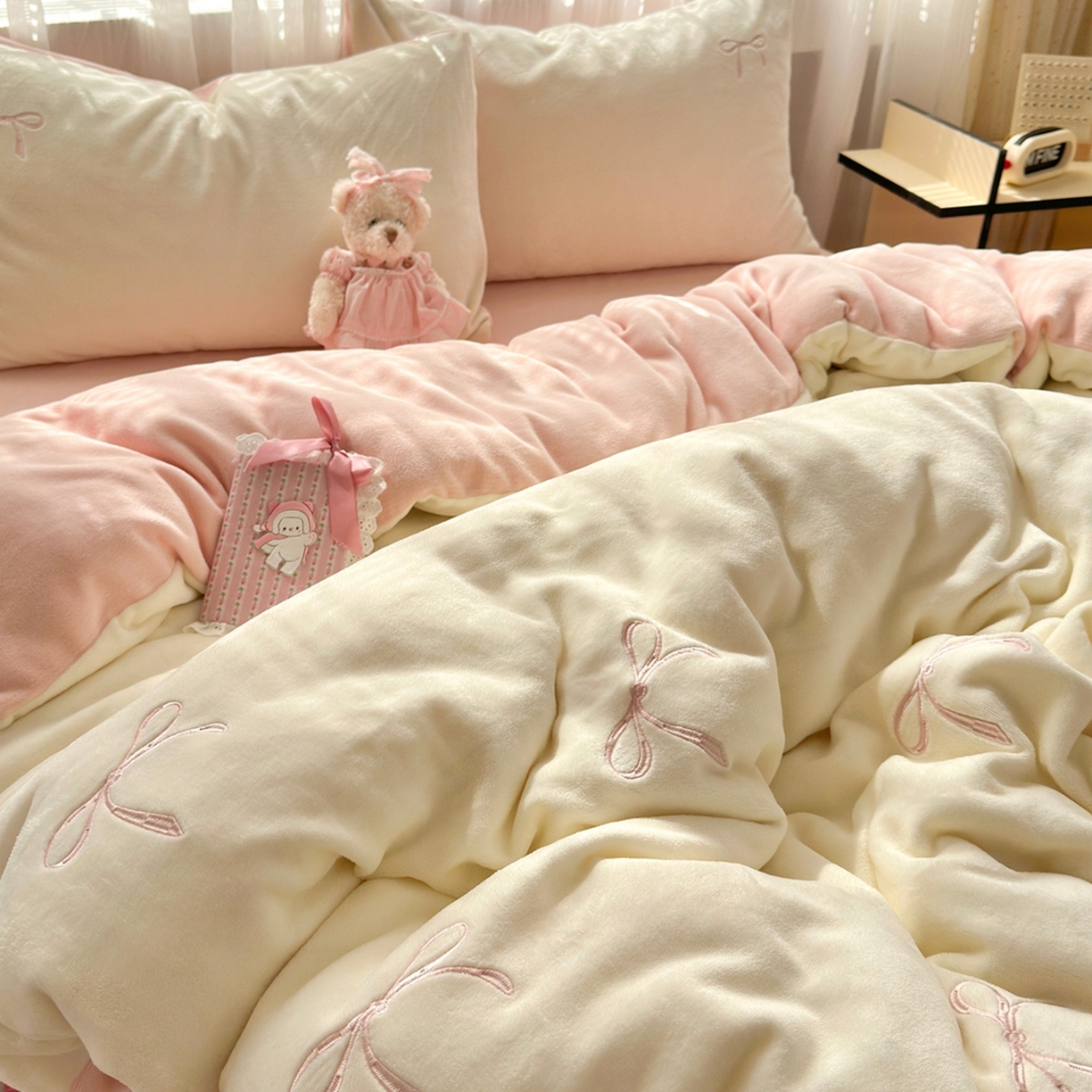 91家纺网 家纺一手货源 找家纺 娜娜 2025新款高克重牛奶绒同心结系列四件套 同心结奶昔白+粉