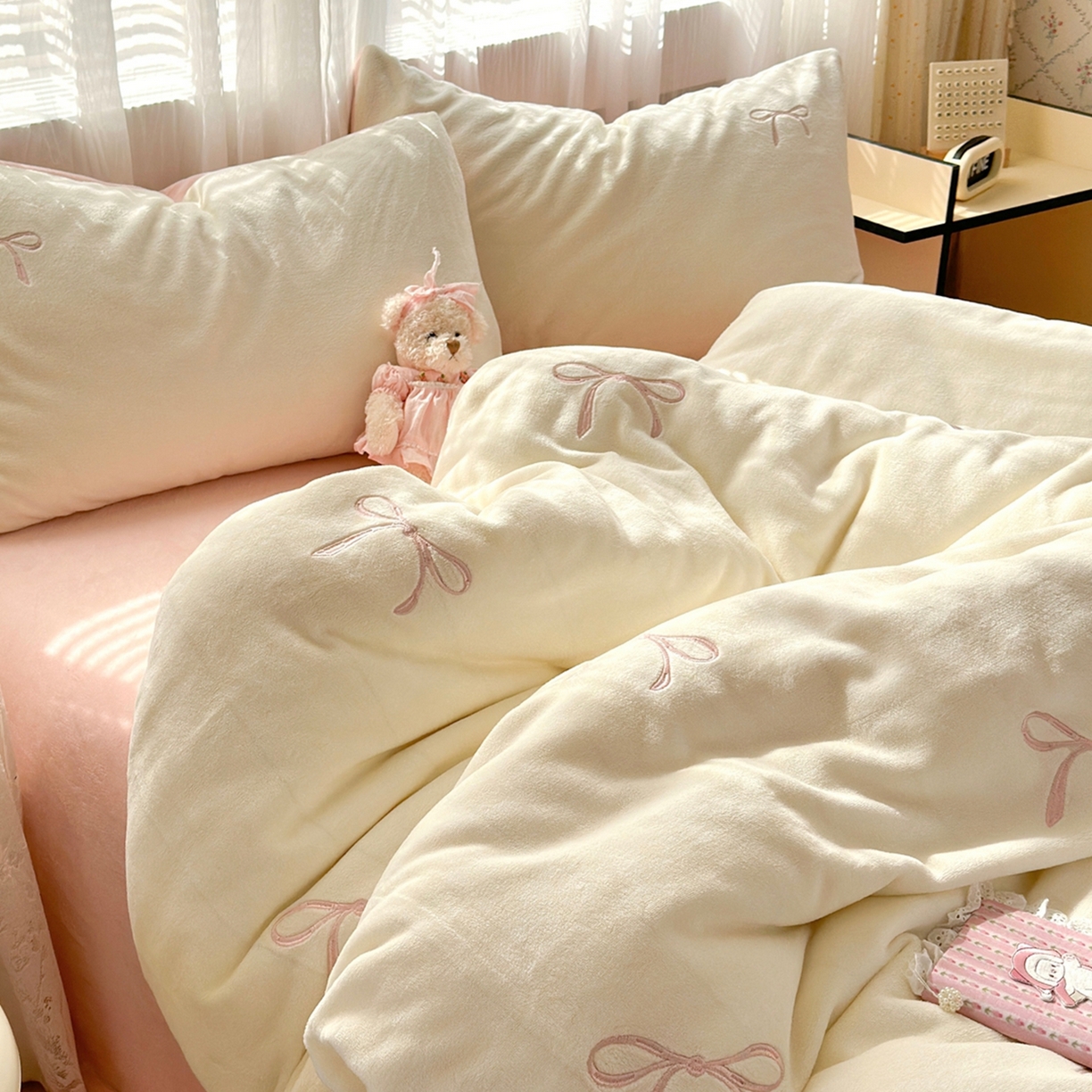 91家纺网 家纺一手货源 找家纺 娜娜 2025新款高克重牛奶绒同心结系列四件套 同心结奶昔白+粉