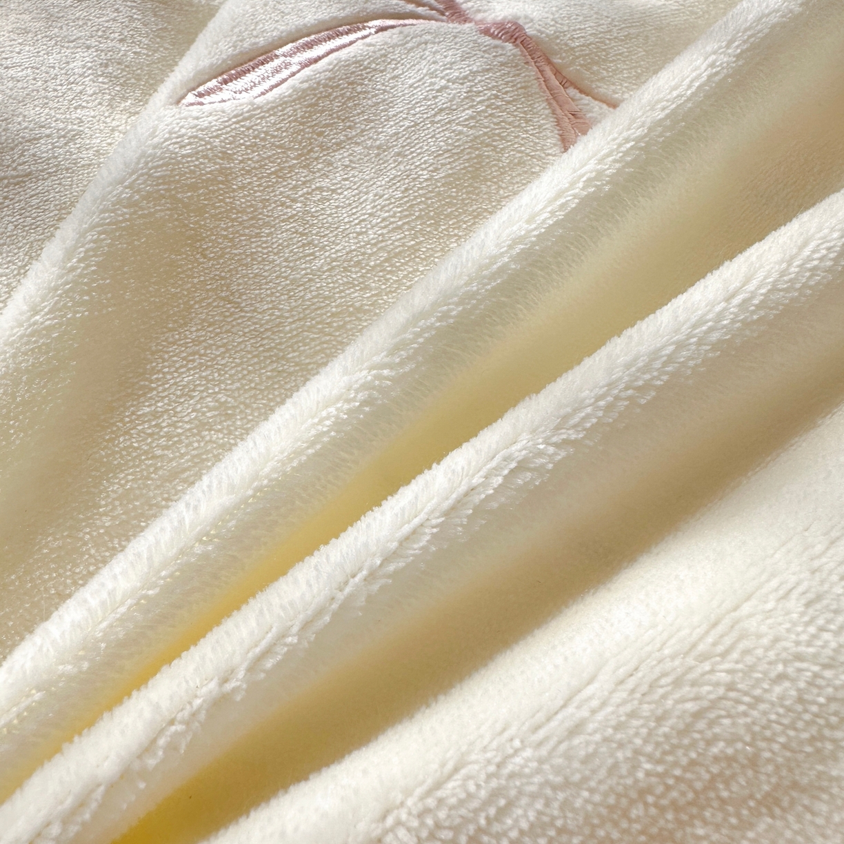 91家纺网 家纺一手货源 找家纺 娜娜 2025新款高克重牛奶绒同心结系列四件套 同心结奶昔白+粉