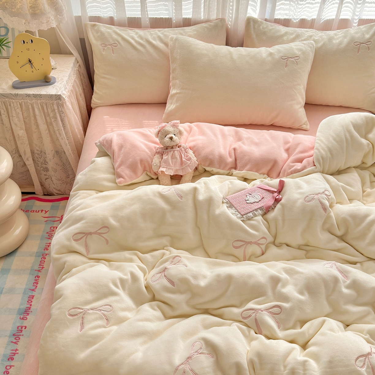 91家纺网 家纺一手货源 找家纺 娜娜 2025新款高克重牛奶绒同心结系列四件套 同心结奶昔白+粉