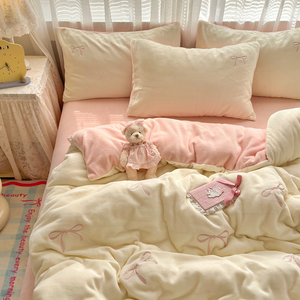 91家纺网 家纺一手货源 找家纺 娜娜 2025新款高克重牛奶绒同心结系列四件套 同心结奶昔白+粉