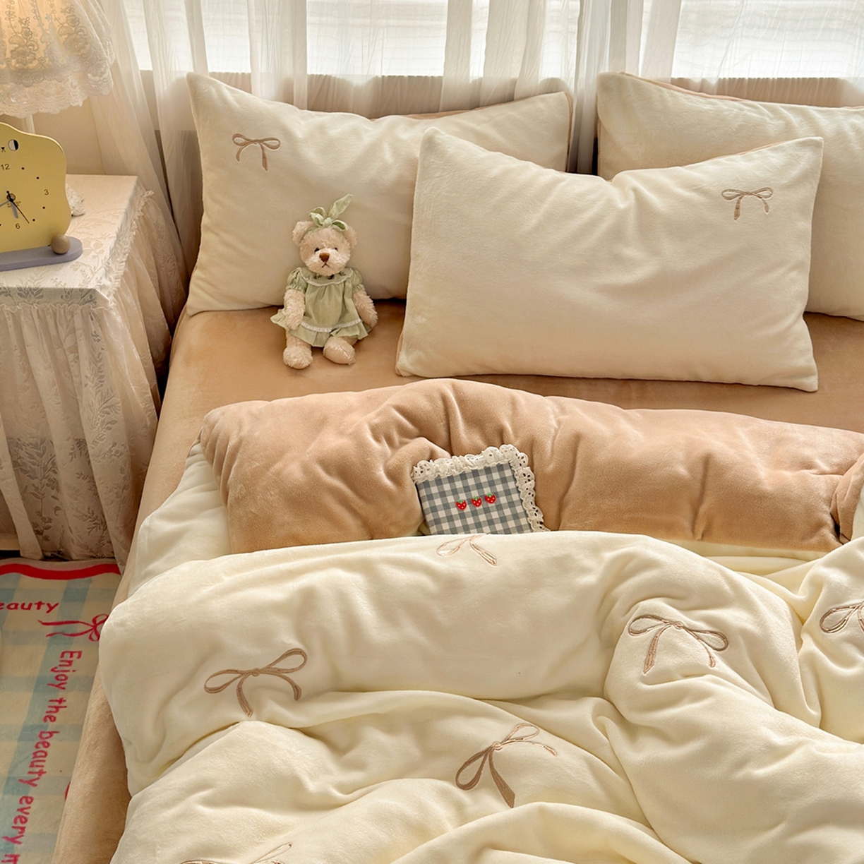 91家纺网 家纺一手货源 找家纺 娜娜 2025新款高克重牛奶绒同心结系列四件套 同心结奶昔白+咖