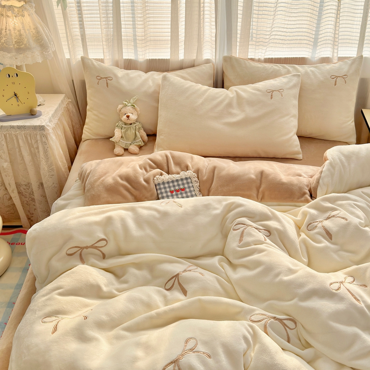 91家纺网 家纺一手货源 找家纺 娜娜 2025新款高克重牛奶绒同心结系列四件套 同心结奶昔白+咖