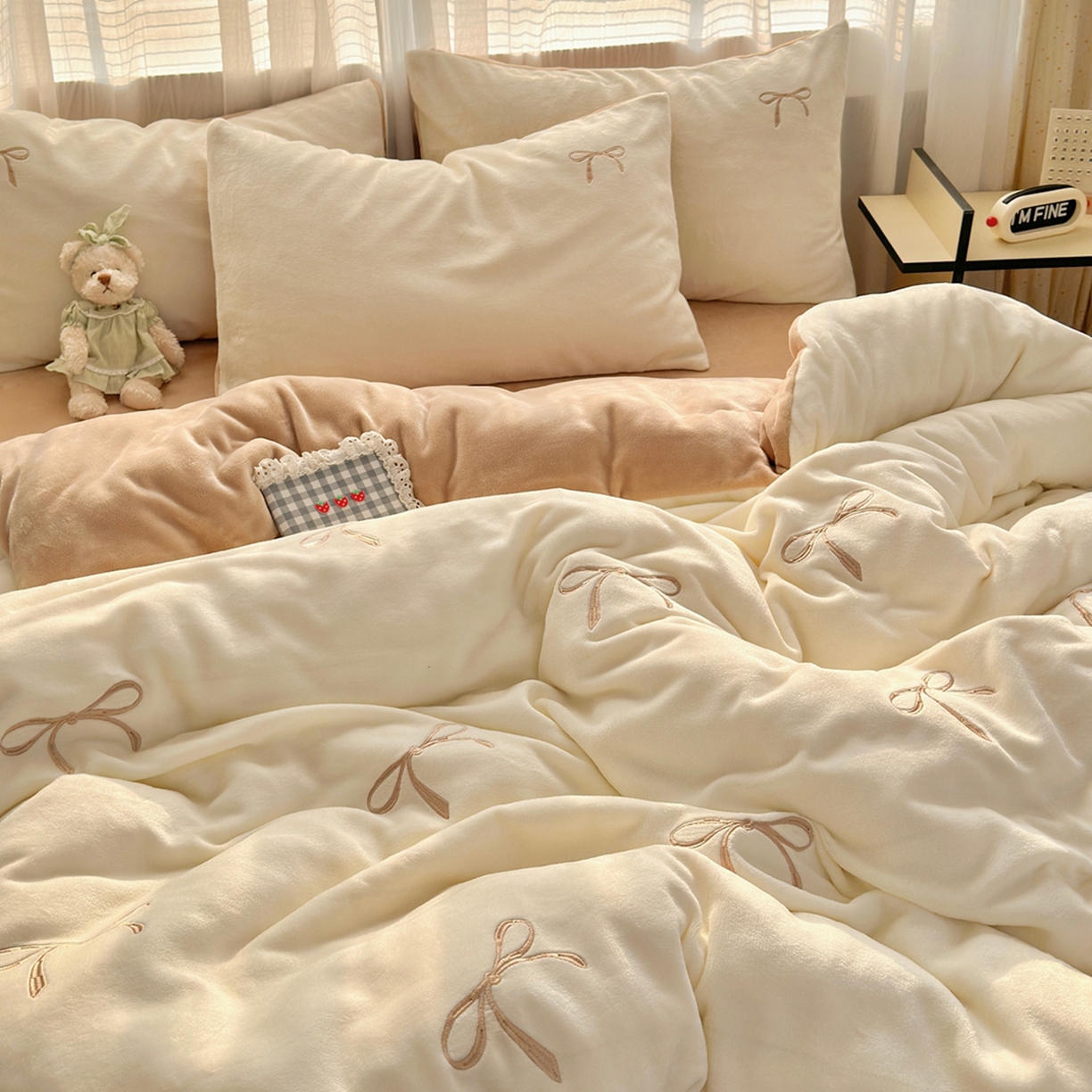 91家纺网 家纺一手货源 找家纺 娜娜 2025新款高克重牛奶绒同心结系列四件套 同心结奶昔白+咖