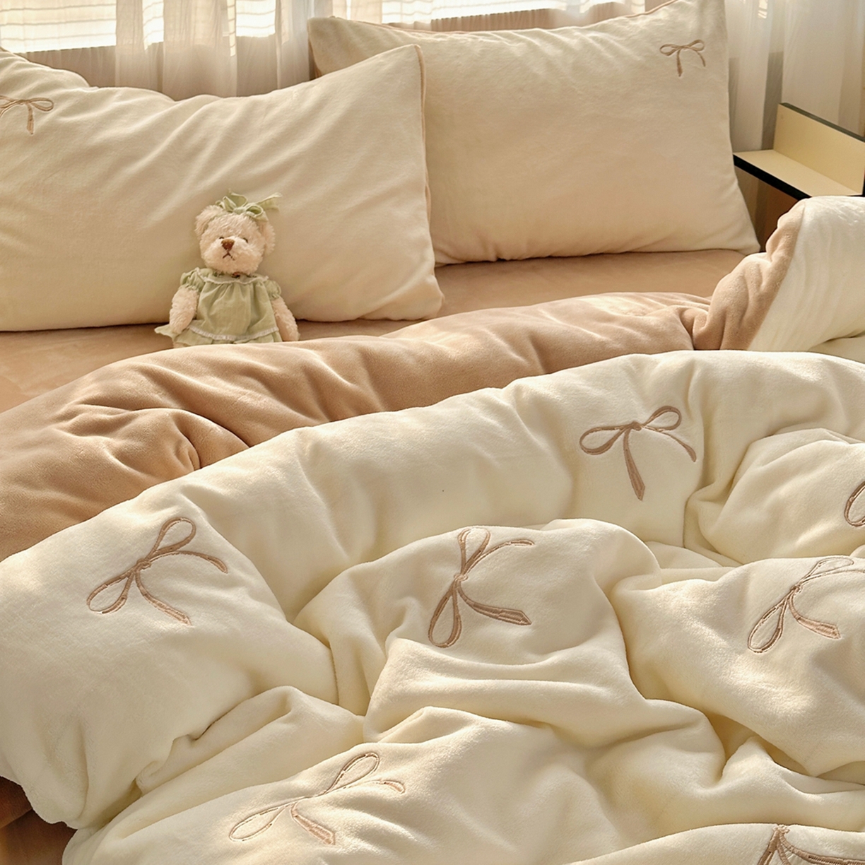 91家纺网 家纺一手货源 找家纺 娜娜 2025新款高克重牛奶绒同心结系列四件套 同心结奶昔白+咖