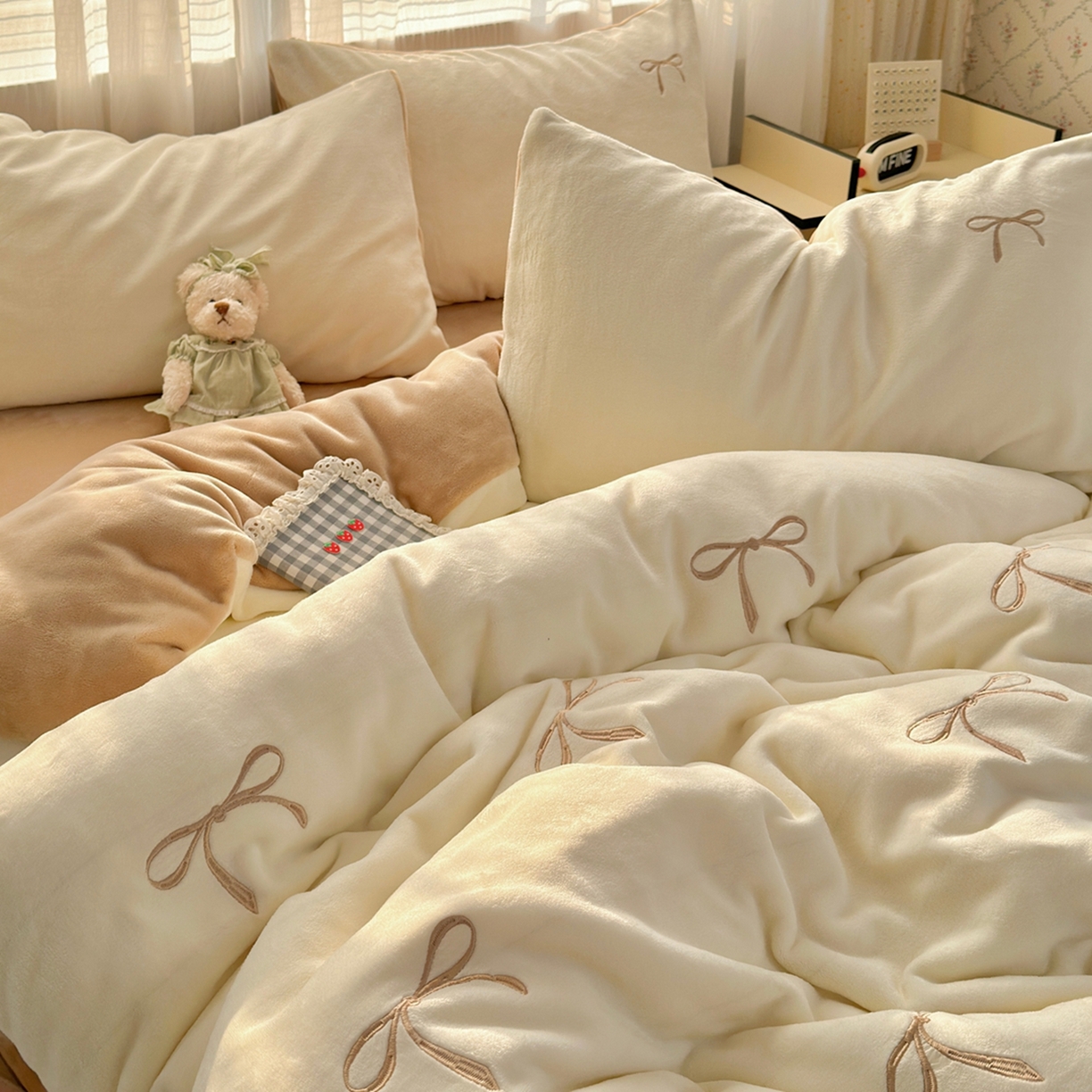 91家纺网 家纺一手货源 找家纺 娜娜 2025新款高克重牛奶绒同心结系列四件套 同心结奶昔白+咖