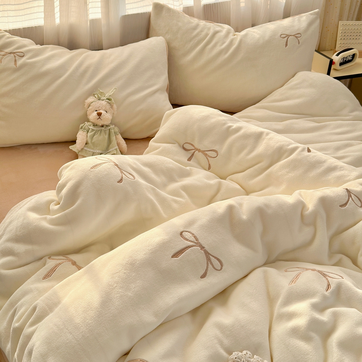 91家纺网 家纺一手货源 找家纺 娜娜 2025新款高克重牛奶绒同心结系列四件套 同心结奶昔白+咖