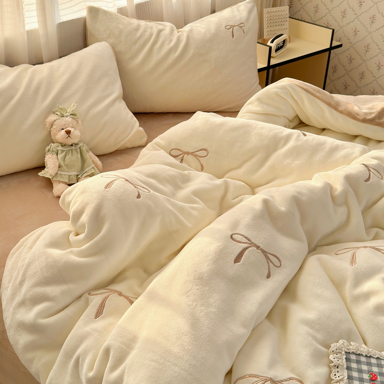 91家纺网 家纺一手货源 找家纺 娜娜 2025新款高克重牛奶绒同心结系列四件套 同心结奶昔白+咖