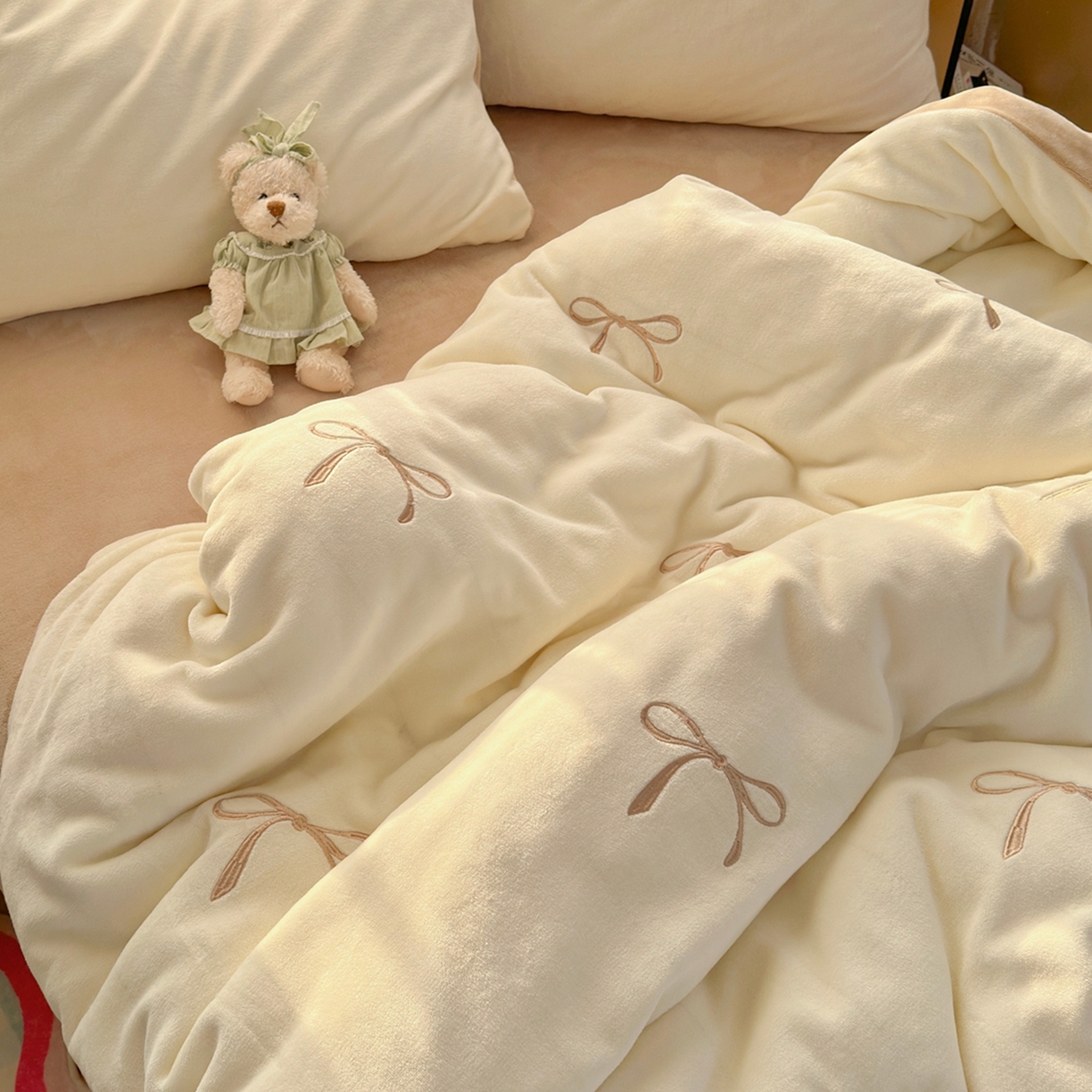 91家纺网 家纺一手货源 找家纺 娜娜 2025新款高克重牛奶绒同心结系列四件套 同心结奶昔白+咖