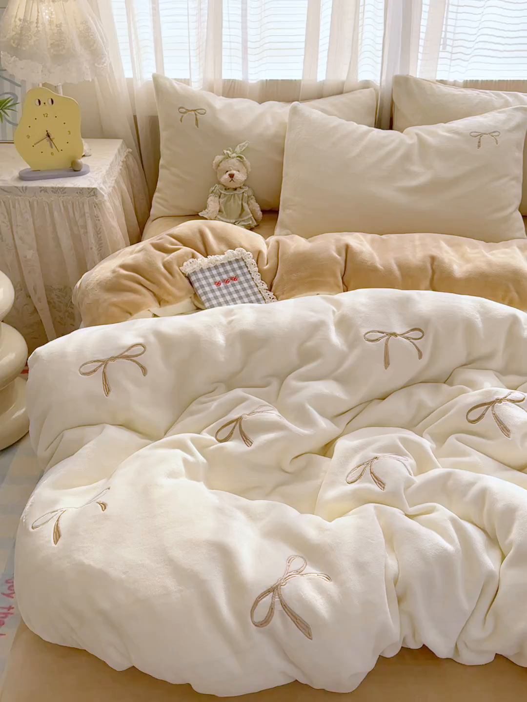 91家纺网 家纺一手货源 找家纺 娜娜 2025新款高克重牛奶绒同心结系列四件套 同心结奶昔白+咖