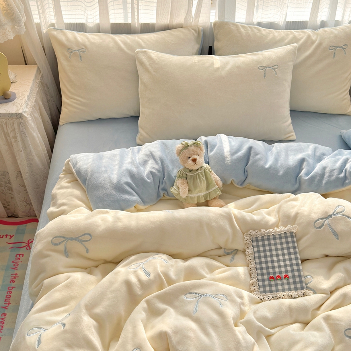 91家纺网 家纺一手货源 找家纺 娜娜 2025新款高克重牛奶绒同心结系列四件套 同心结奶昔白+天空蓝