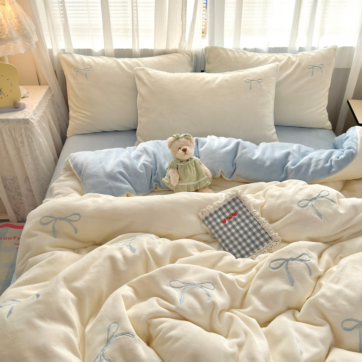 91家纺网 家纺一手货源 找家纺 娜娜 2025新款高克重牛奶绒同心结系列四件套 同心结奶昔白+天空蓝