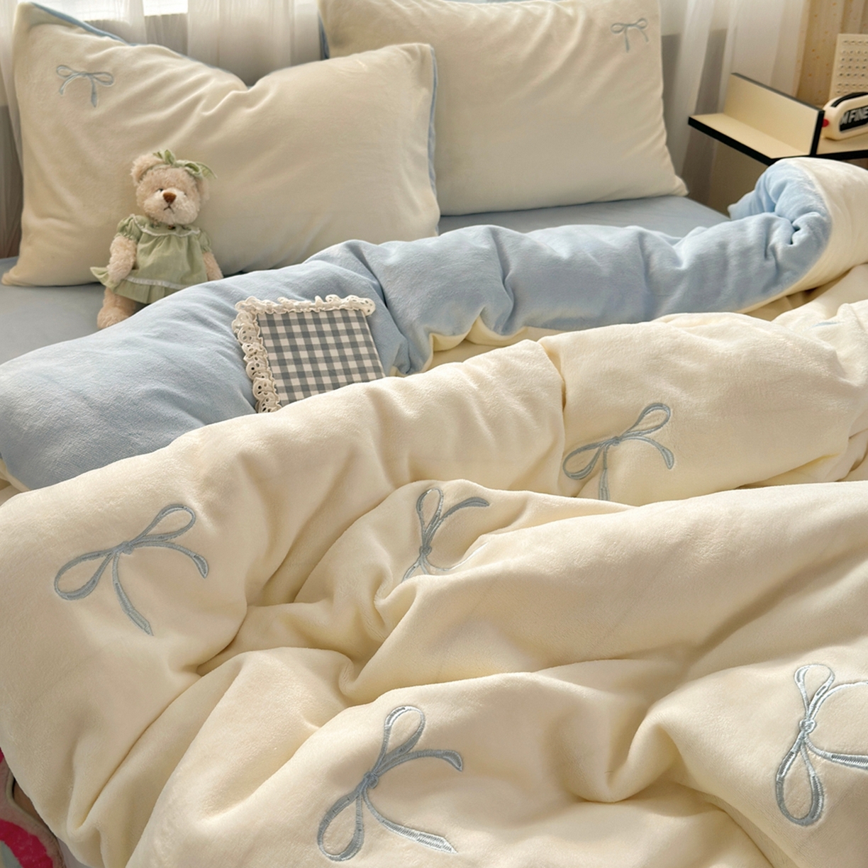 91家纺网 家纺一手货源 找家纺 娜娜 2025新款高克重牛奶绒同心结系列四件套 同心结奶昔白+天空蓝