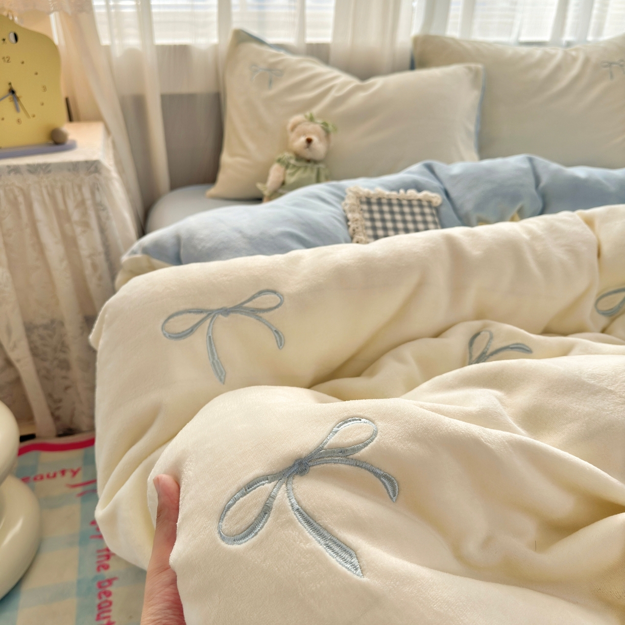 91家纺网 家纺一手货源 找家纺 娜娜 2025新款高克重牛奶绒同心结系列四件套 同心结奶昔白+天空蓝