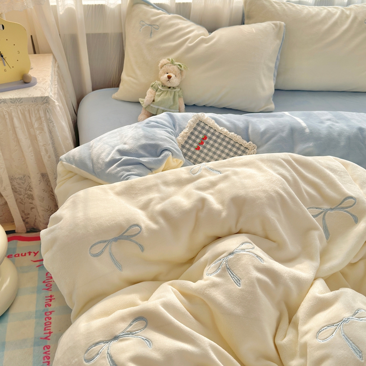 91家纺网 家纺一手货源 找家纺 娜娜 2025新款高克重牛奶绒同心结系列四件套 同心结奶昔白+天空蓝