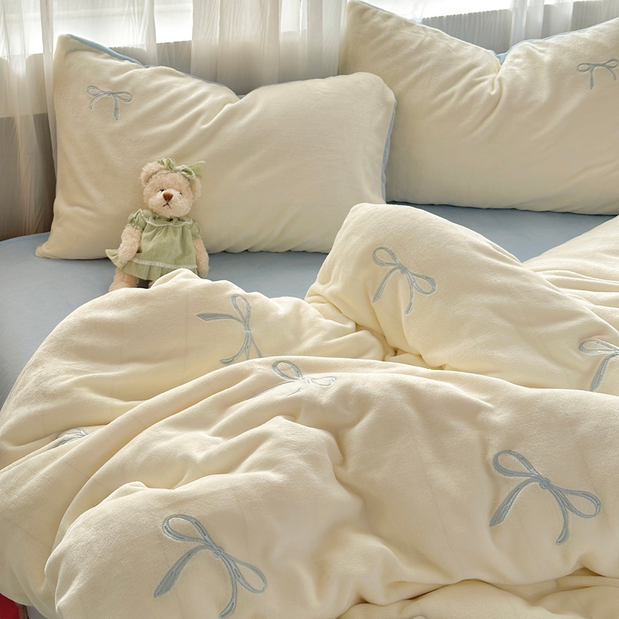 91家纺网 家纺一手货源 找家纺 娜娜 2025新款高克重牛奶绒同心结系列四件套 同心结奶昔白+天空蓝