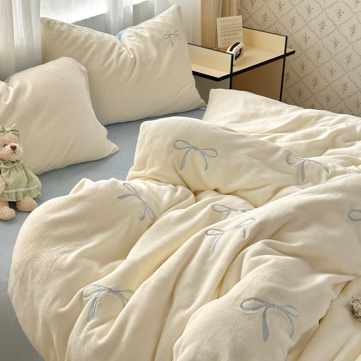 91家纺网 家纺一手货源 找家纺 娜娜 2025新款高克重牛奶绒同心结系列四件套 同心结奶昔白+天空蓝