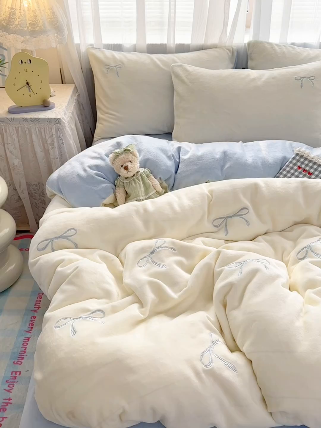 91家纺网 家纺一手货源 找家纺 娜娜 2025新款高克重牛奶绒同心结系列四件套 同心结奶昔白+天空蓝