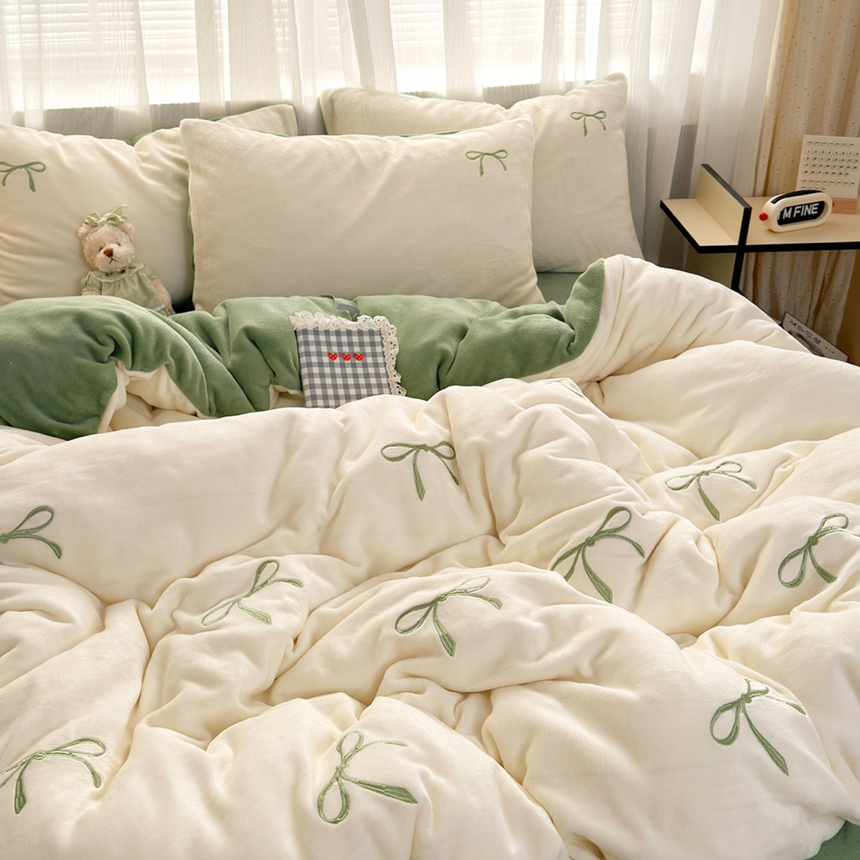 91家纺网 家纺一手货源 找家纺 娜娜 2025新款高克重牛奶绒同心结系列单品被套 同心结奶昔白+绿