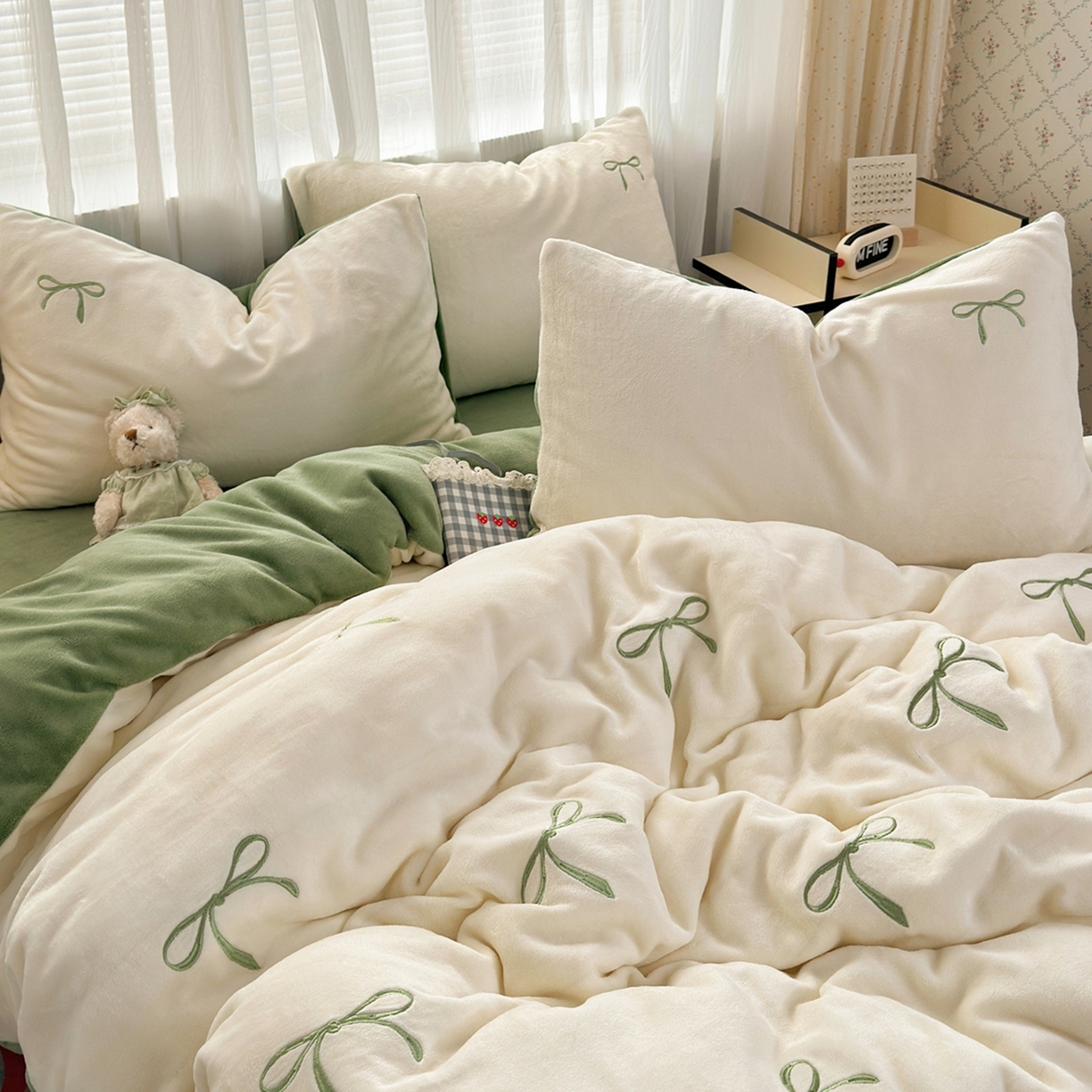 91家纺网 家纺一手货源 找家纺 娜娜 2025新款高克重牛奶绒同心结系列单品被套 同心结奶昔白+绿