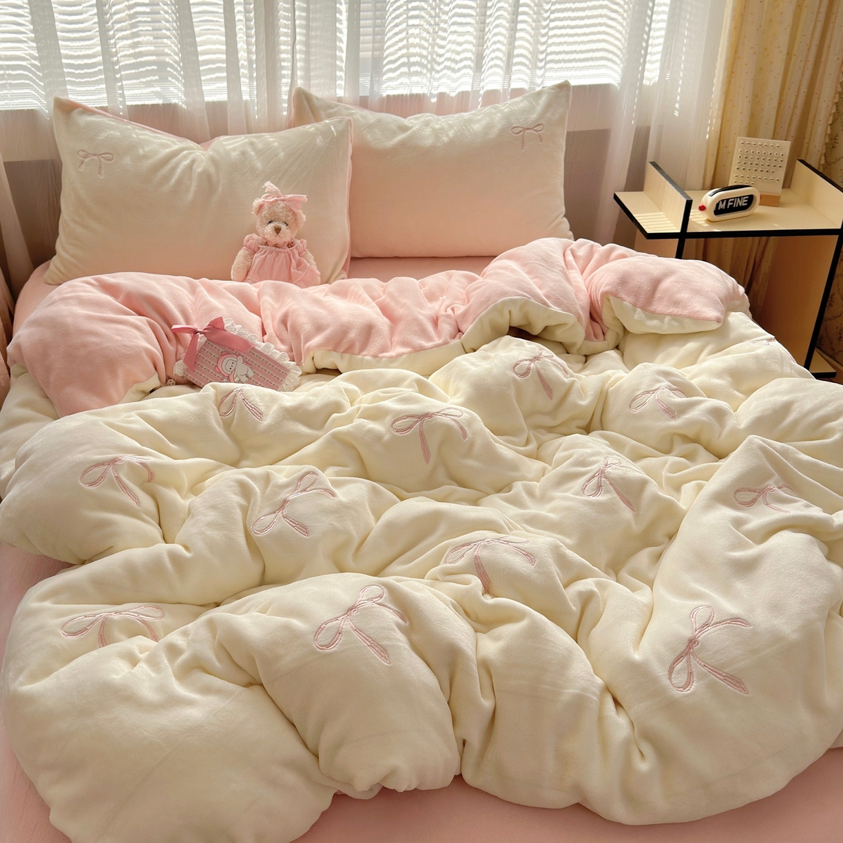 91家纺网 家纺一手货源 找家纺 娜娜 2025新款高克重牛奶绒同心结系列单品被套 同心结奶昔白+粉