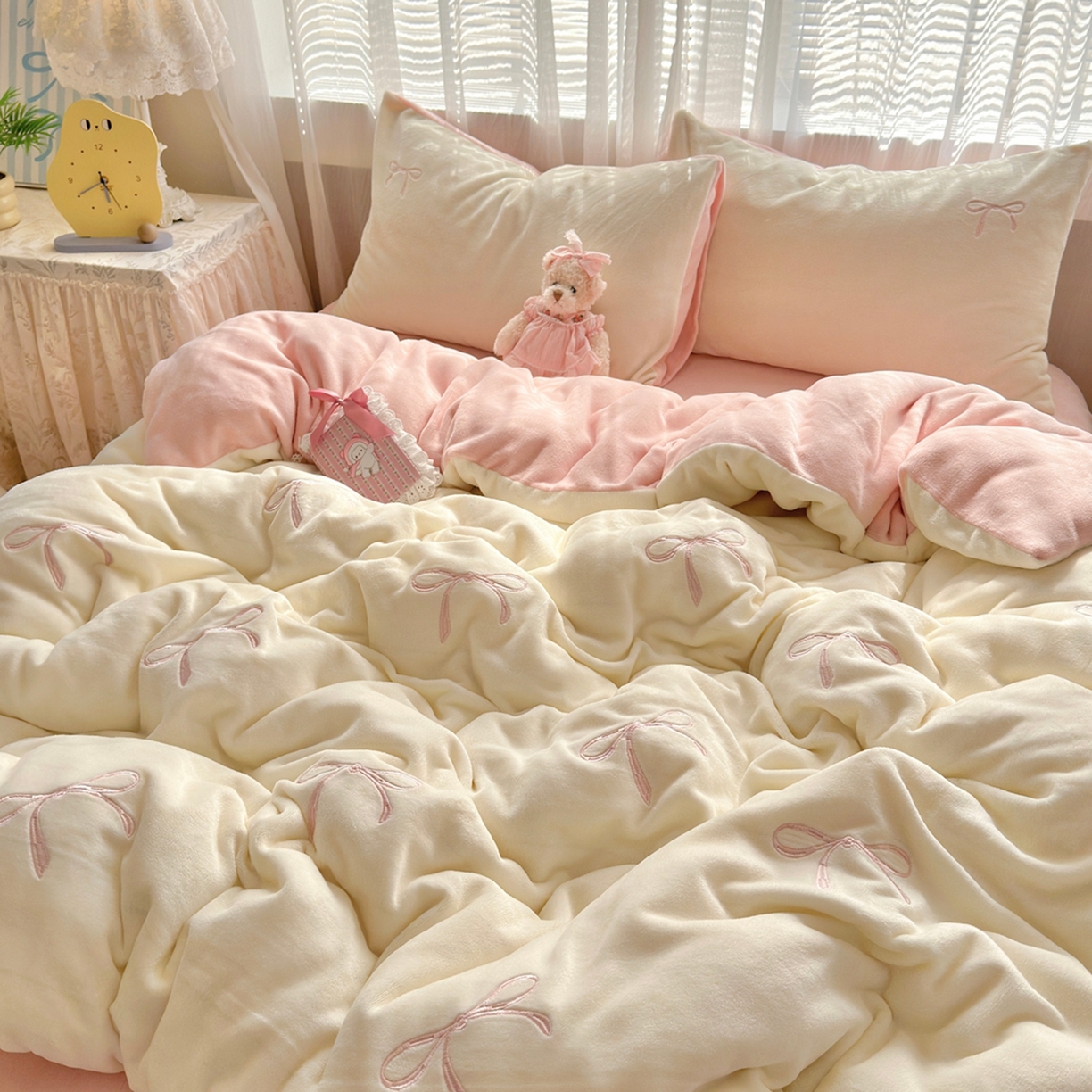 91家纺网 家纺一手货源 找家纺 娜娜 2025新款高克重牛奶绒同心结系列单品被套 同心结奶昔白+粉