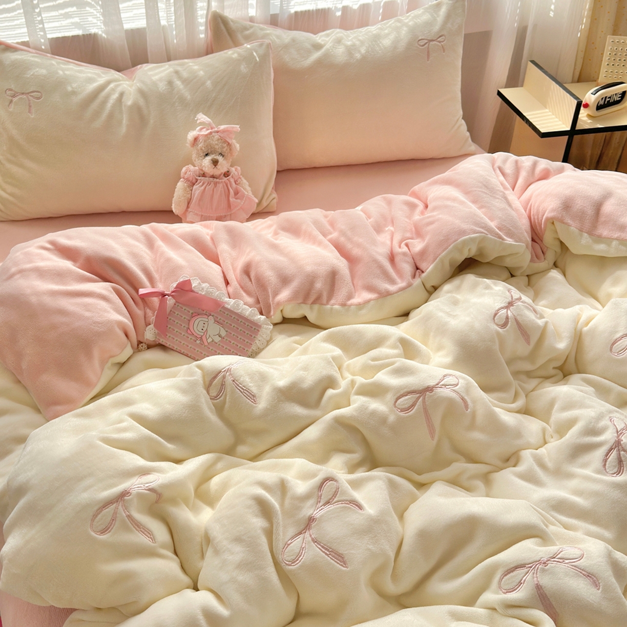 91家纺网 家纺一手货源 找家纺 娜娜 2025新款高克重牛奶绒同心结系列单品被套 同心结奶昔白+粉