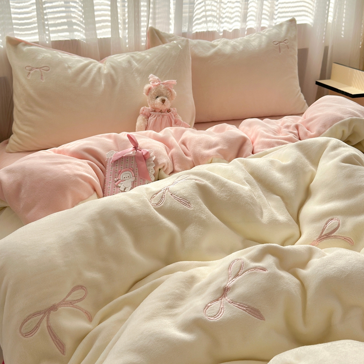 91家纺网 家纺一手货源 找家纺 娜娜 2025新款高克重牛奶绒同心结系列单品被套 同心结奶昔白+粉